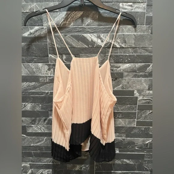 Pleated Cropped Tank Top - Picture 3 of 4
